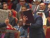 رئيس اتحاد الصناعات يهدى الرئيس السيسي نسخة من القرآن الكريم
