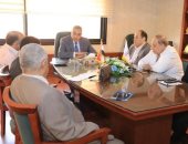 محافظ سوهاج يعقد اجتماعا لمتابعة توافر السلع وضبط الأسواق وتخصيص أرقام للشكاوى