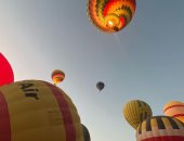 سماء الأقصر تشهد تحليق 980 سائحا على متن 49 رحلة بالون طائر.. صور