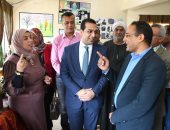 نائب محافظ قنا يتفقد معرض طلاب المدارس للمتغيرات المناخية