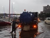 سقوط أمطار شديدة بجنوب القليوبية.. وانتشار مكثف لمعدات شركة الصرف لرفع المياه