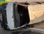 إصابة 12 شخصا فى انقلاب ميكروباص بطريق أسيوط الغربى