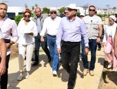 رئيس الوزراء يتفقد المنطقة الخضراء بمحيط مركز المؤتمرات بشرم الشيخ 