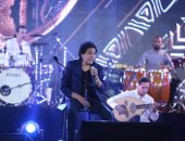 محمد منير يبدأ حفل مهرجان الموسيقى العربية بأغنية "هيلا هيلا".. صور