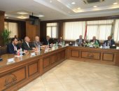 محافظ الجيزة يلتقى بممثلى السلاسل التجارية لبحث توفير السلع بأسعار مناسبة