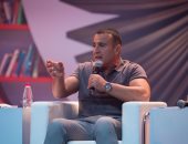 أحمد السقا يلقى قصيدة لـ امرؤ القيس فى معرض الشارقة للكتاب (فيديو)