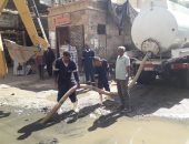 إصلاح مشكلة كسر خطوط مياه الشرب والصرف الصحى شرق مدينة أسوان.. صور