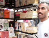 قصة كفاح "يوسف".. طبيب بيطرى صاحب مكتبة متنقلة لبيع الكتب في دمياط.. صور
