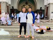 أكرم توفيق فى صورة برفقة شقيقه داخل مسجد قباء بالمدينة المنورة بعد أداء العمرة