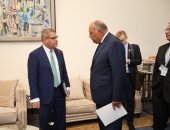 صورة تجمع وزير الخارجية سامح شكرى مع رئيس الدورة السابقة لمؤتمر COP26