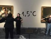 نشطاء المناخ يلصقون أنفسهم بلوحة جويا في متحف برادو فى مدريد