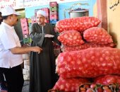 محافظ أسوان يتفقد حركة البيع والشراء بسوق الجملة للخضراوات والفاكهة.. صور 