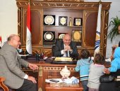 محافظ قنا يستقبل 106مواطنين بمكتبه لبحث شكواهم.. صور