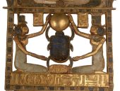شاهد مقتنيات المتحف المصرى.. صدرية ذهبية مرصعة للملك أمنموبى