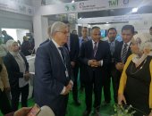 وزير التعليم العالى يتفقد جناح الوزارة فى المنطقة الخضراء لـCop27