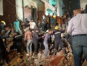 الاستعانة بلوادر للبحث عن ناجين تحت أنقاض العقار المنهار بإمبابة.. فيديو وصور