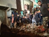 البحث عن شخصين أسفل ركام عقار إمبابة المنهار.. صور