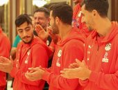  منتخب مصر  يحتفل بعيد ميلاد أكرم توفيق   