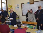 محافظ بورسعيد يشهد عددا من الحصص الدراسية خلال تفقده انتظام سير الدراسة