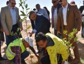 مؤسسة "هنجملها" تهدى محافظة أسوان 3 آلاف شجرة مثمرة.. صور