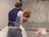 مشهد عريس يلطخ وجه عروسه بكعكة الزفاف يثير الجدل على مواقع التواصل.. فيديو