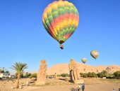 سماء الأقصر تشهد تحليق 28 رحلة بالون طائر على متنها 560 سائحا.. صور