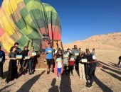 جميلات العالم يستمتعن بدفء الشتاء ورحلات البالون الطائر غرب الأقصر.. صور
