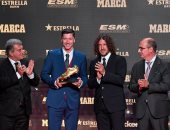 ليفاندوفسكي يتسلم جائزة الحذاء الذهبي لأفضل هداف في الدوريات الأوروبية