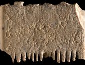 عمرها 3700 سنة.. اكتشاف أول جملة مكتوبة فى التاريخ على ظهر مشط للشعر "صور"