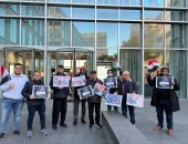 مصريون يحتجون أمام مقر BBC بلندن تضامنا مع النائب عمرو درويش ضد علاء عبد الفتاح