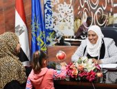 نائبة محافظ أسوان تستمتع إلى شكاوى ومتطلبات المواطنين خلال اللقاء الأسبوعى