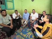 محافظ بنى سويف يطمئن على استمرار المتابعة والرعاية الطبية لمواطن التقاه فى إحدى جولاته