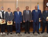 محافظ الإسكندرية يكرم أعضاء المبادرة الوطنية للمشروعات الخضراء الذكية
