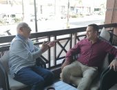 محافظ بورسعيد يجلس على مقهى ويتفقد الشوارع سيرًا على الأقدام.. صور وفيديو