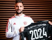 رسميا.. بايرن ميونخ يمدد عقد حارسه الثانى حتى عام 2024 