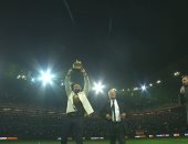 كريم بنزيما يقدم جائزة الكرة الذهبية لجماهير ليون الفرنسي.. فيديو وصور