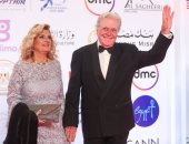 حسين فهمى وزوجته وبوسى شلبى أول الحاضرين على السجادة الحمراء بمهرجان القاهرة السينمائى