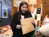 أمينة الاتحاد النسائى بالإمارات تشيد بمنتجات المرأة المصرية.. صور