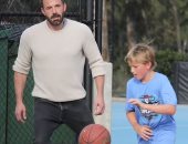 بن أفليك يعلم ابنه أساسيات كرة السلة.. صور