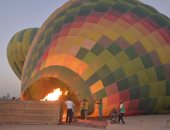 السياح يعيشون أجواء سعيدة فى مغامرة رحلات البالون الطائر بالأقصر.. صور