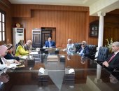 رئيس جامعة بنى سويف يبحث بدء الدراسة بالبرامج الجديدة بمركز التعيم المدمج