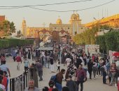 حشود كبيرة من المسيحيين والمسلمين بالعيد السنوى لدير مارجرجس بالرزيقات.. فيديو وصور