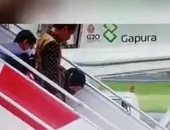 شاهد لحظة سقوط زوجة رئيس إندونيسيا أثناء نزولها على سلم الطائرة