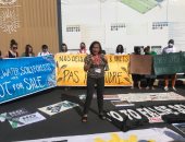 نشطاء يتظاهرون بقمة المناخ لحماية الغابات والتربة والأنهار.. صور وفيديو