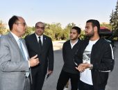 رئيس جامعة حلوان يطالب بتحويل وسائل نقل الجامعة لكهربائية لتقليل نسبة التلوث