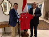 محمد بركات يهدى سفير مصر بالمغرب درع اتحاد الكرة وقميص المنتخب