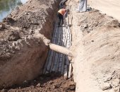 حياة كريمة بالأقصر.. تواصل العمل فى محطة الصرف وتركيب كابلات الكهرباء الأرضية.. صور