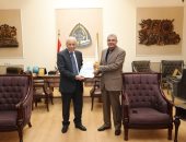 رئيس جامعة الزقازيق يكلف طارق عزت للقيام بأعمال عميد معهد الأورام