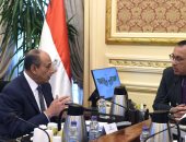 رئيس الوزراء يستعرض مع وزير الطيران عددا من ملفات العمل 