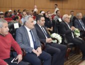 محافظ بورسعيد يلتقي أهالى المثلث.. ويؤكد: مخطط التنمية يوفر "حياة كريمة"
